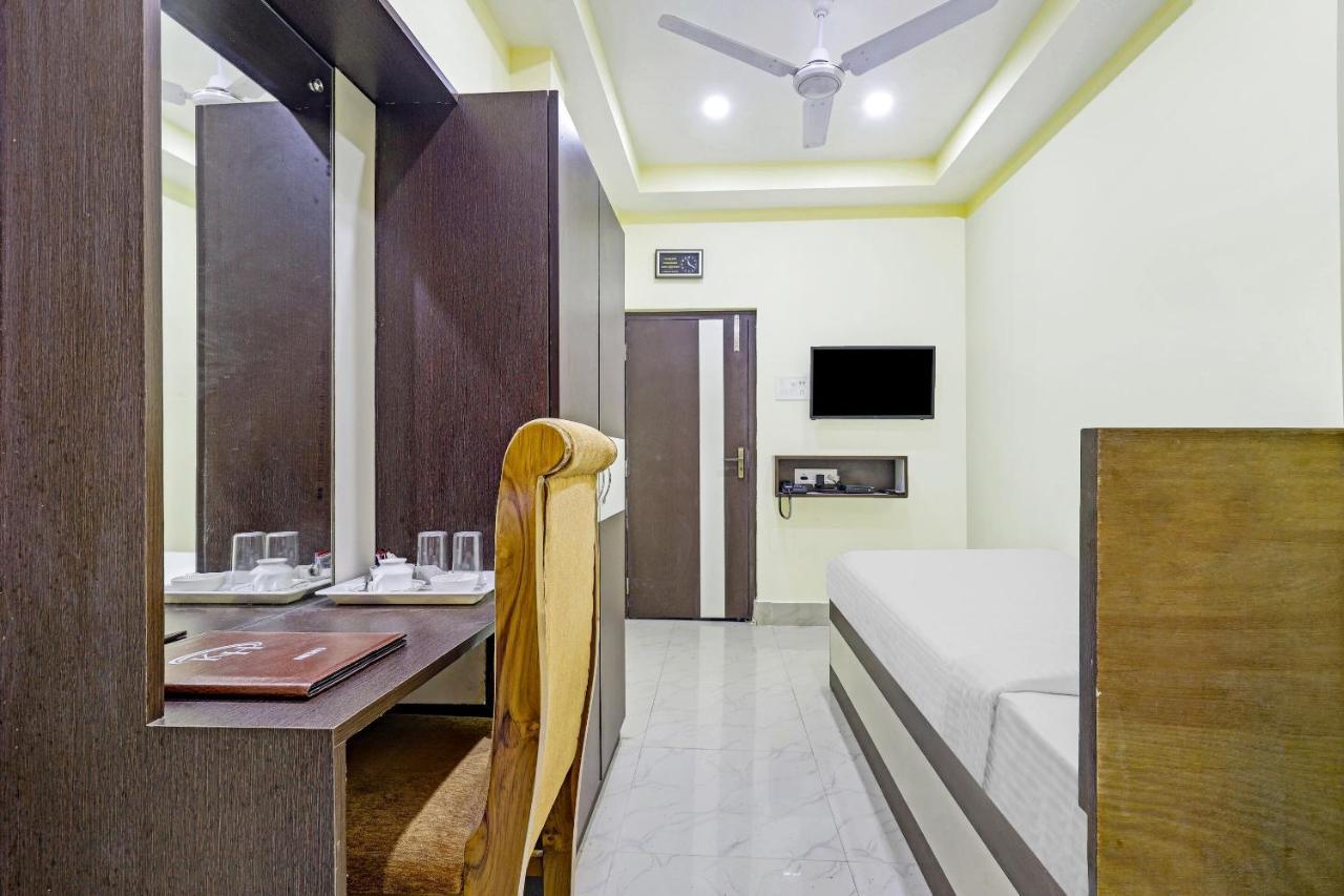 Capital O 85514 Kalpana Hotel Guwahati Exteriör bild