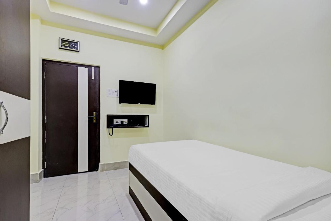 Capital O 85514 Kalpana Hotel Guwahati Exteriör bild
